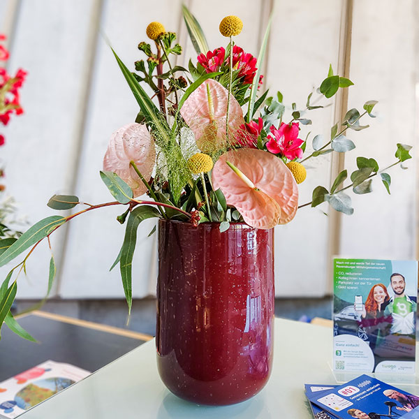 Blumen Vase auf dem Tisch